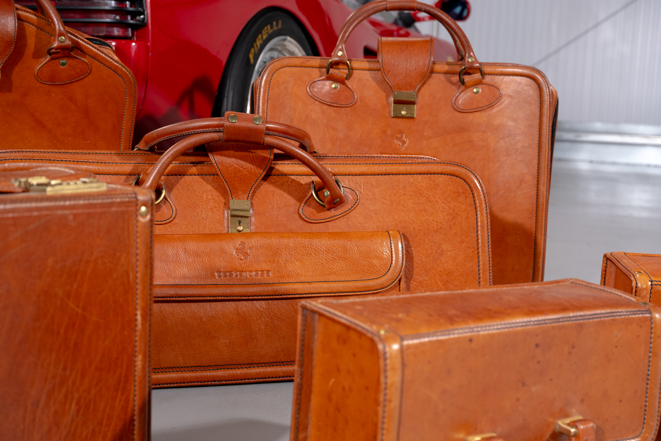 3MP-Max-Ferrari-Testarossa-Luggage-Set-21
