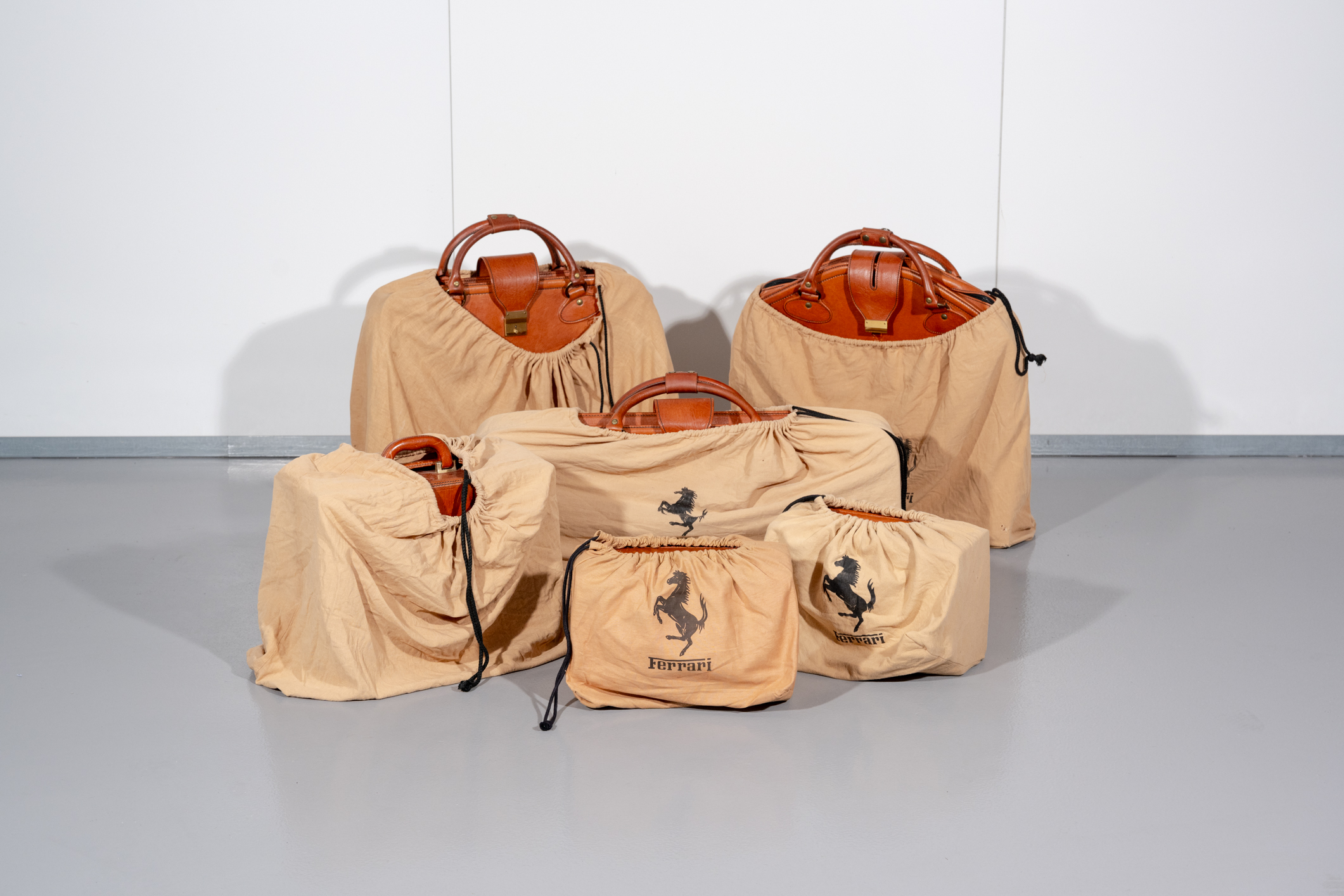3MP-Max-Ferrari-Testarossa-Luggage-Set-3