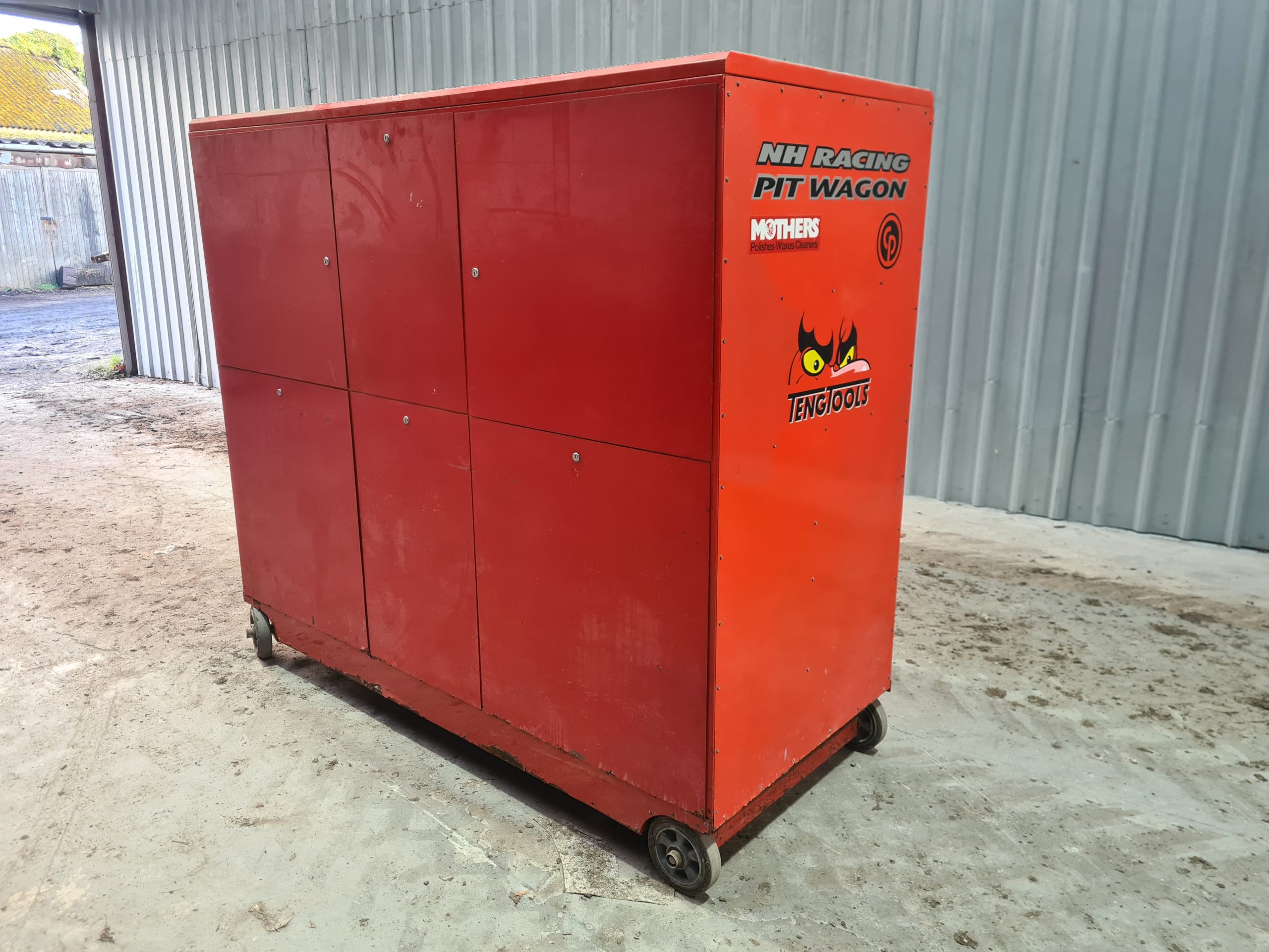 pitbox-back-closed