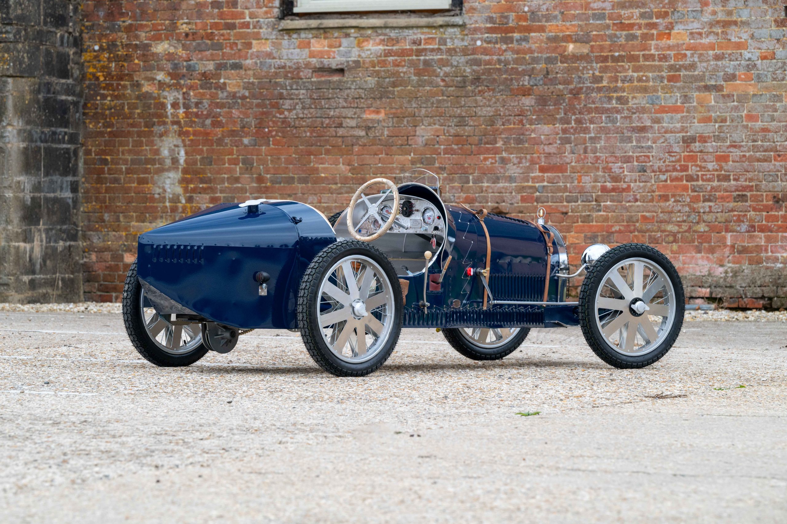 2MB-Bugatti-Kids-Car-21
