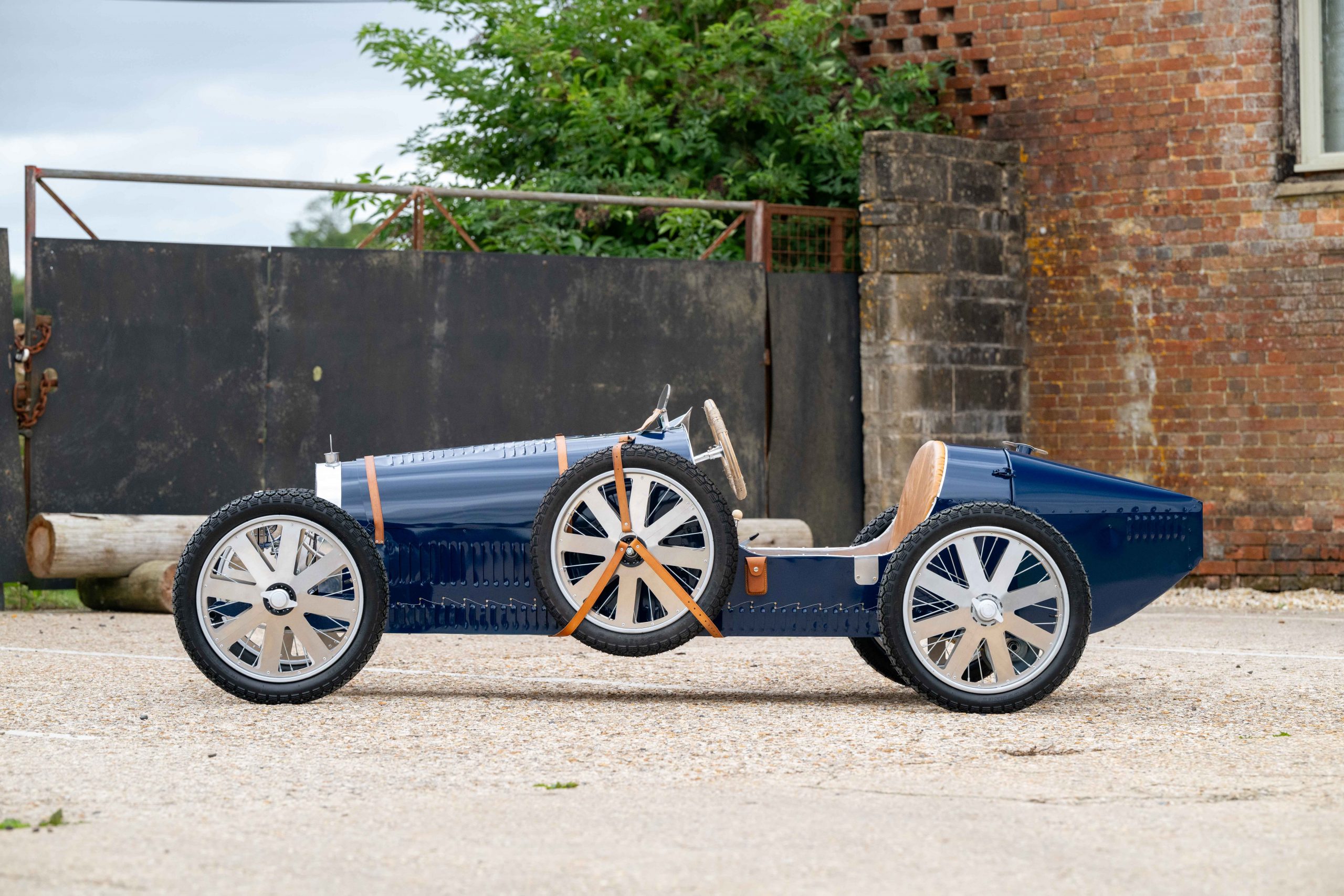 2MB-Bugatti-Kids-Car-24