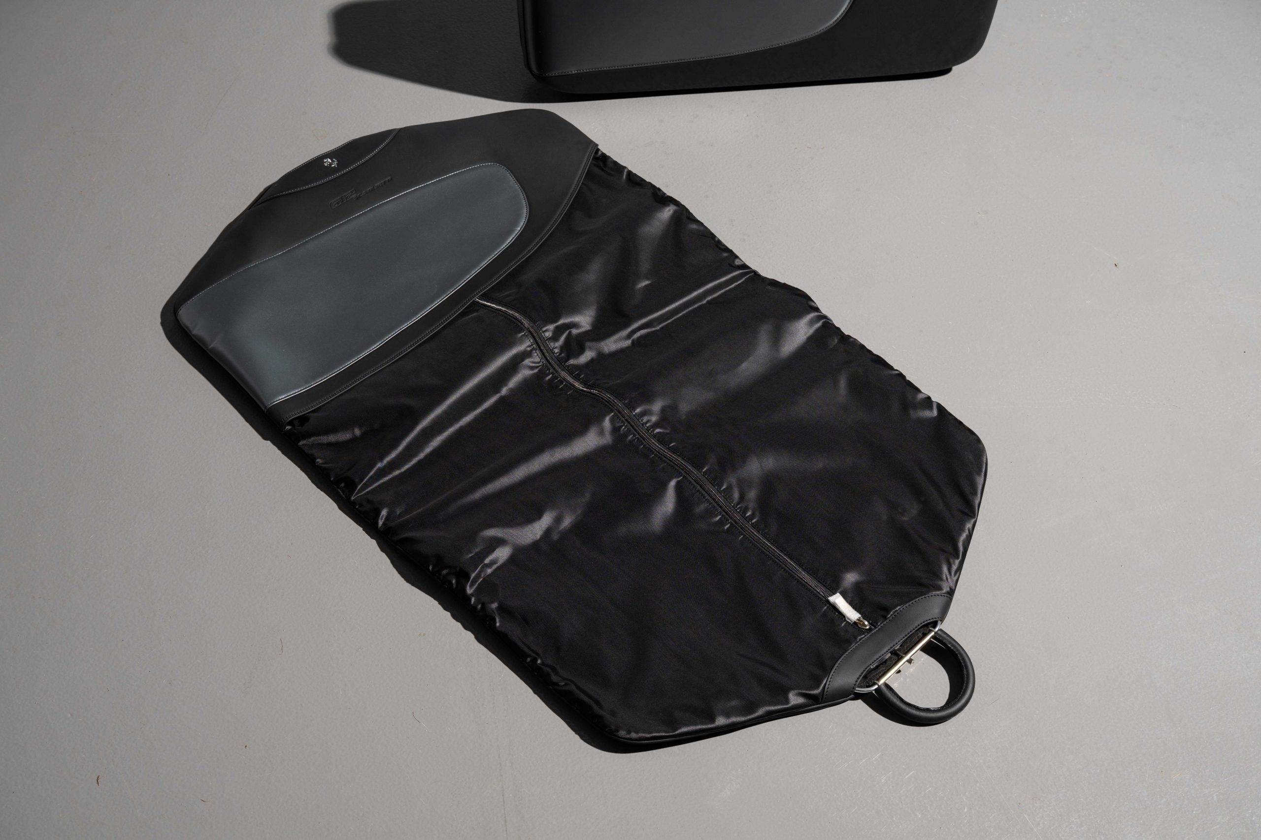 2MB-Ferrari-612-Luggage-Set-11