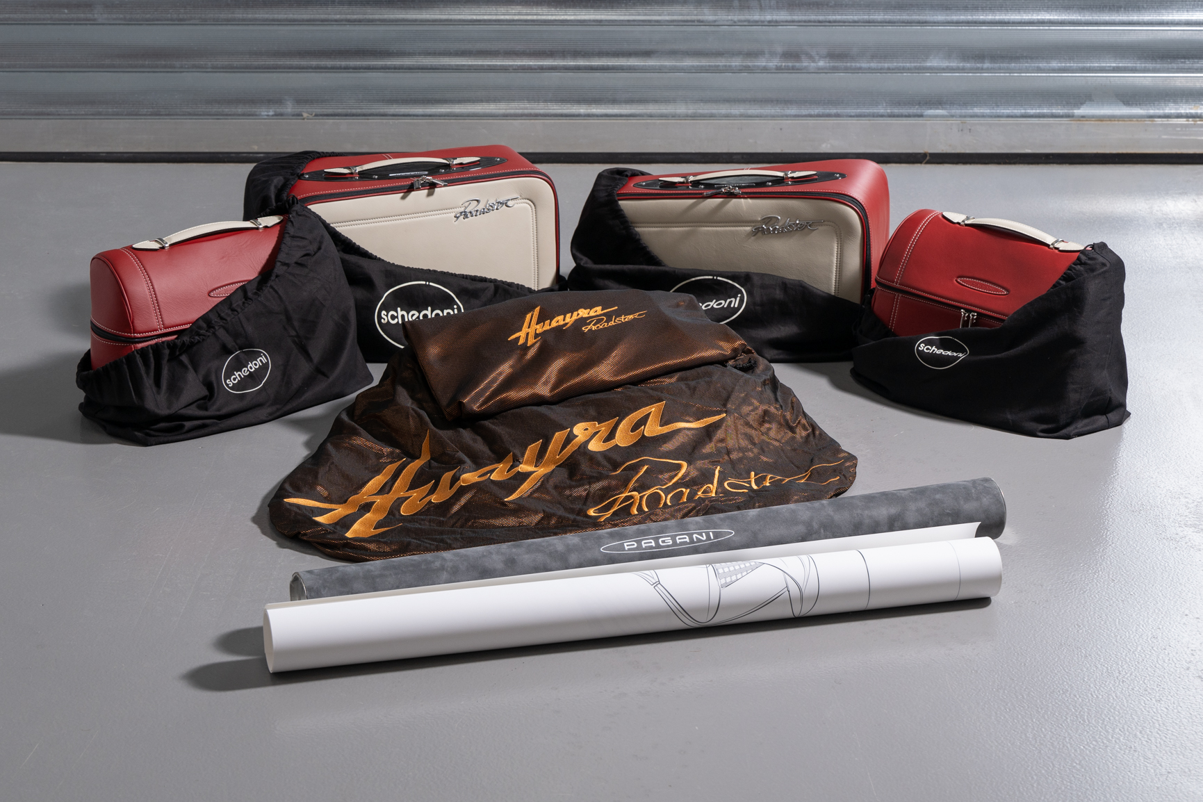 2MP-Pagani-Huayra-Roadster-Luggage-Cover-and-Poster-set-2