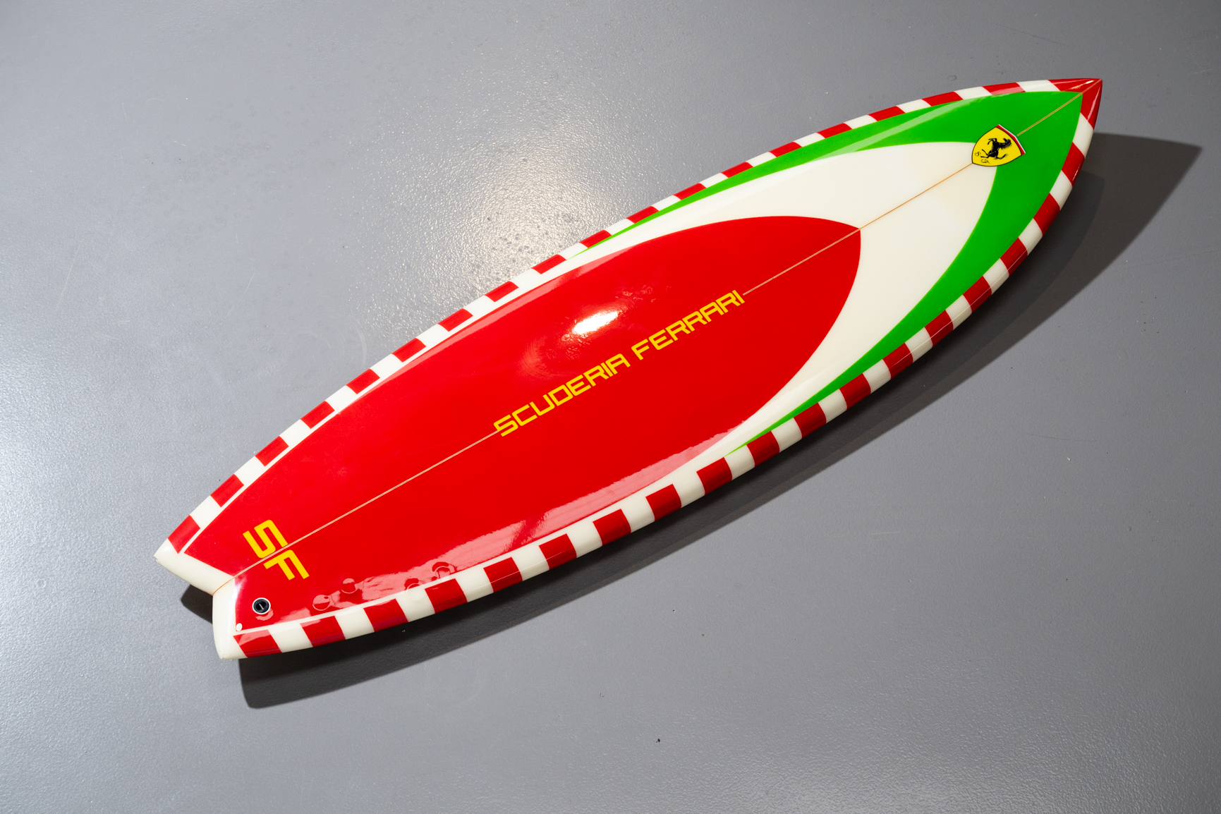 2MP-Scuderia-Ferrari-Surfboard-3