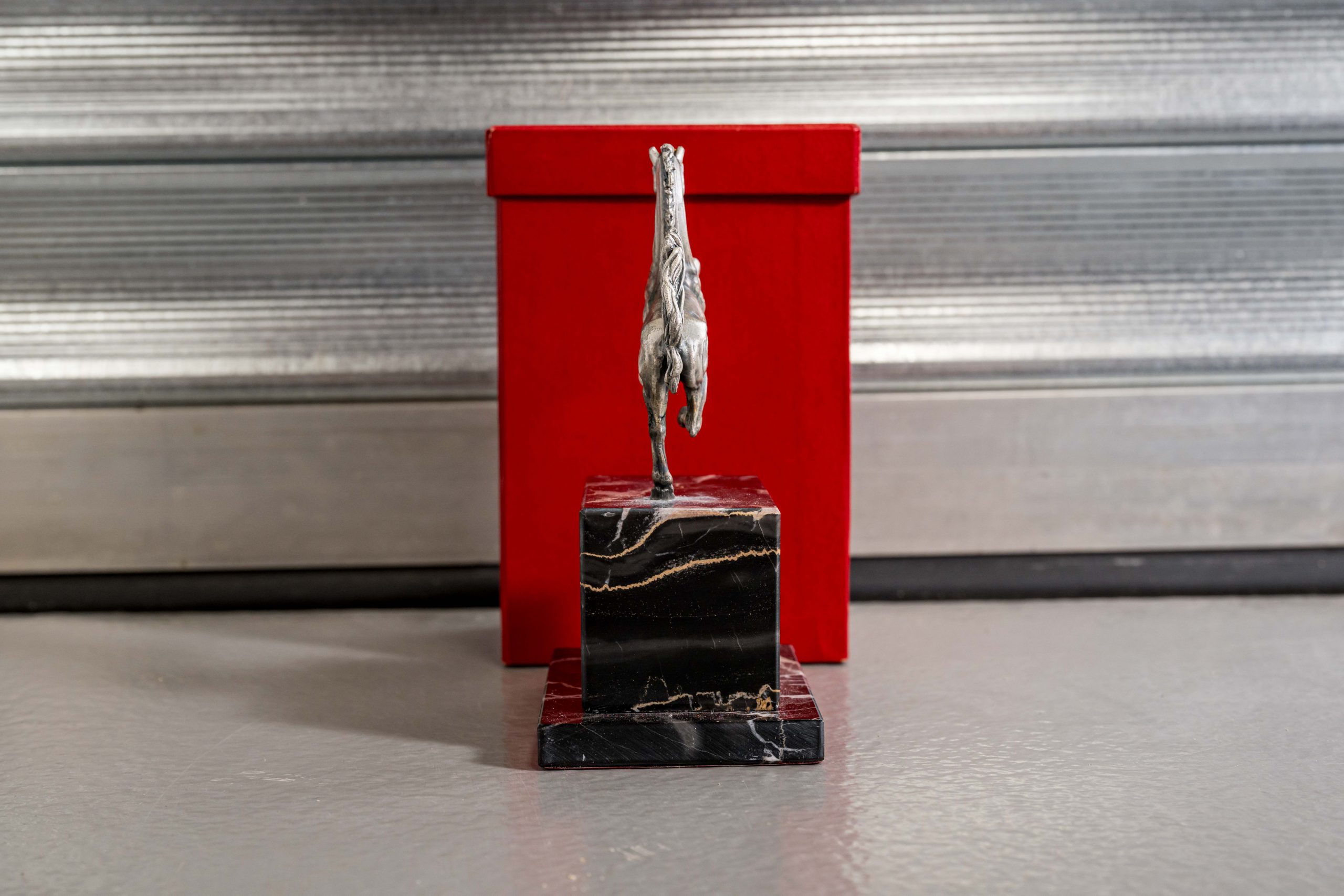 2MB-Ferrari-Cavallino-Scuplture-8