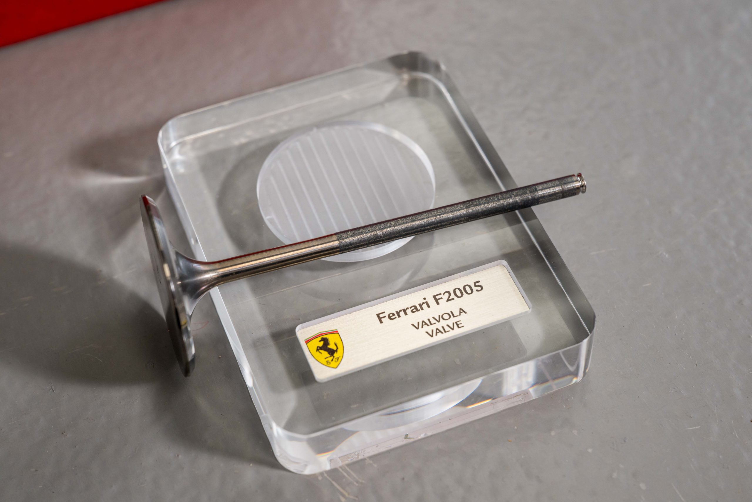 2MB-Ferrari-F2005-Valve-10