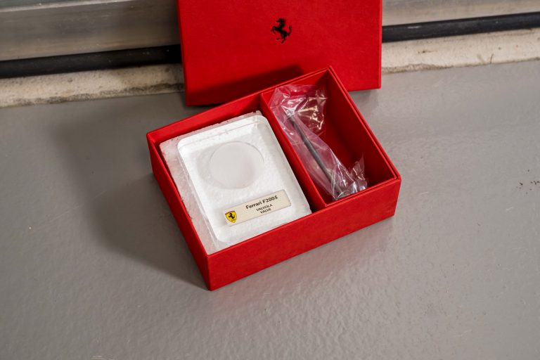2MB-Ferrari-F2005-Valve-11