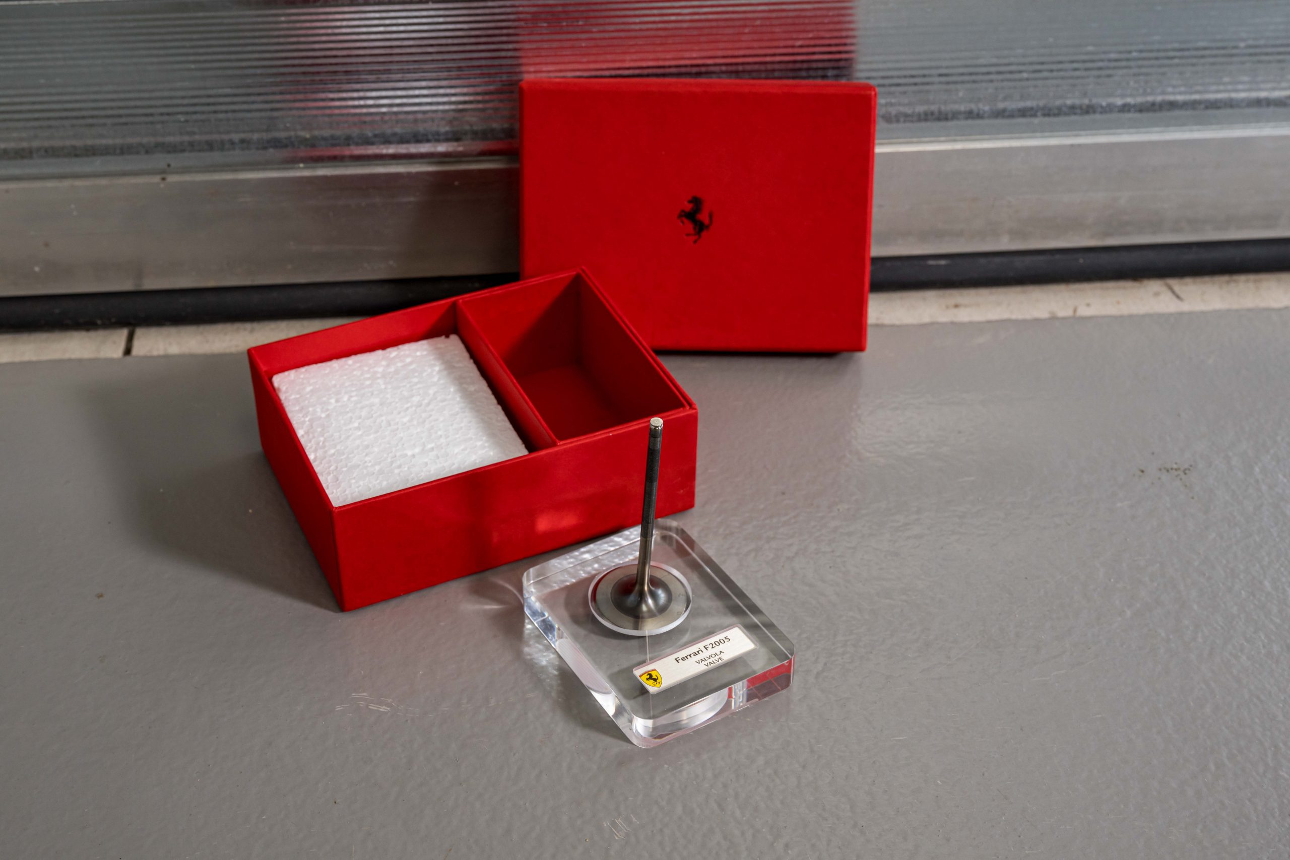 2MB-Ferrari-F2005-Valve-5