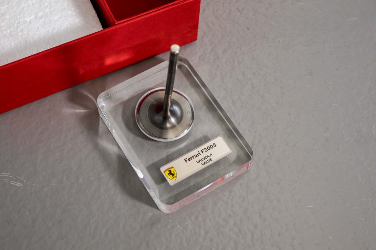 2MB-Ferrari-F2005-Valve-6