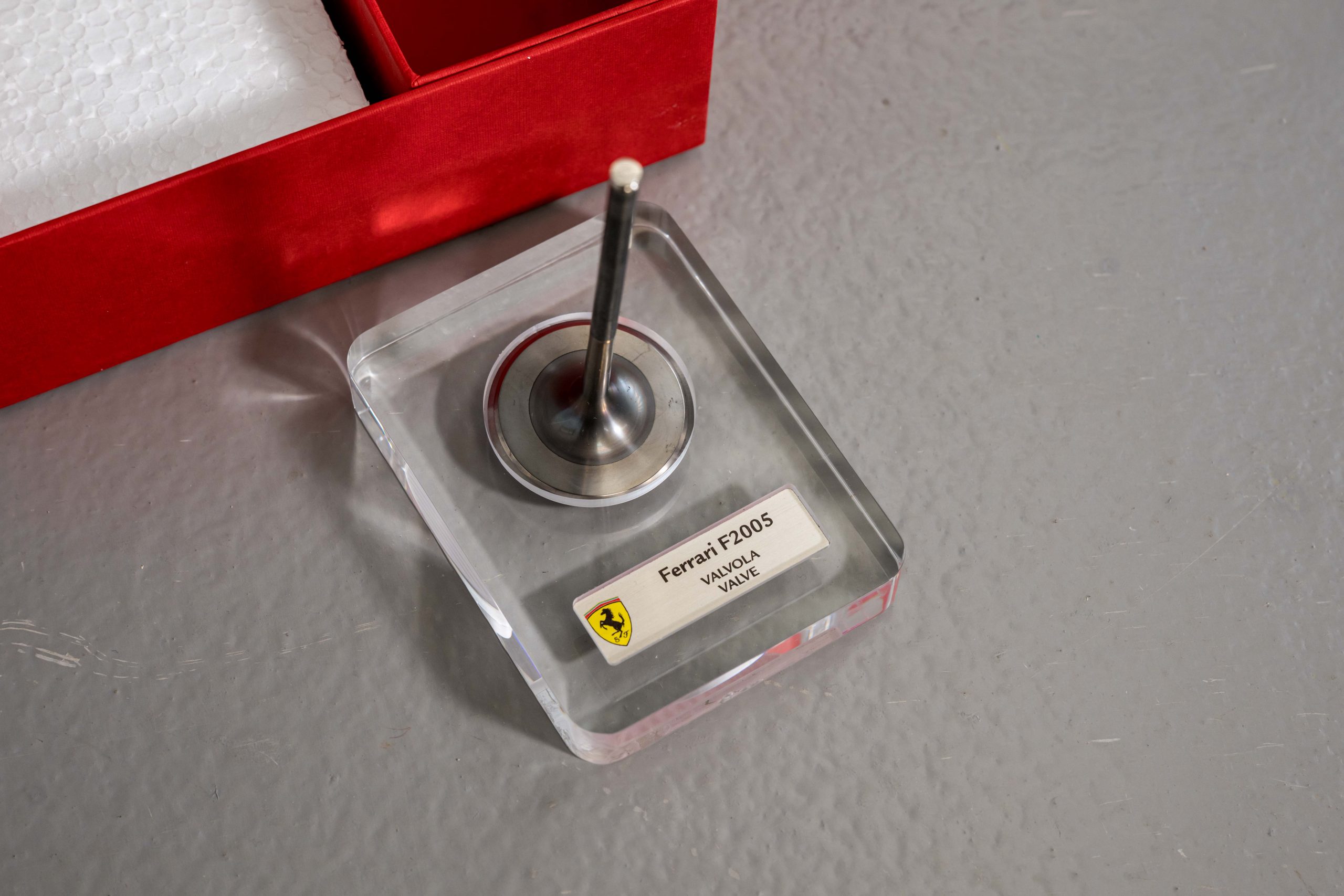 2MB-Ferrari-F2005-Valve-6