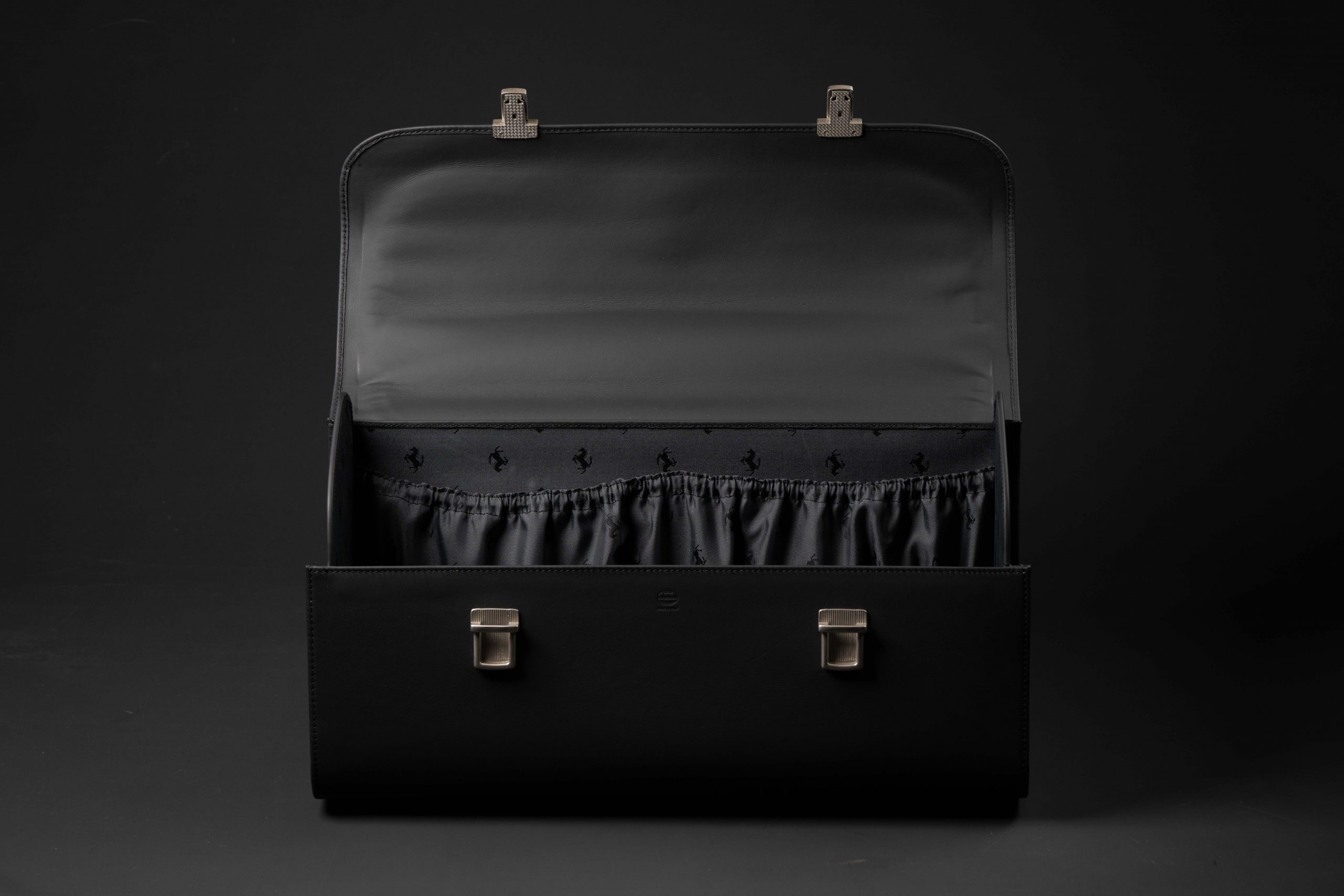 2MB-Ferrari-F50-Luggage-Set-2-38