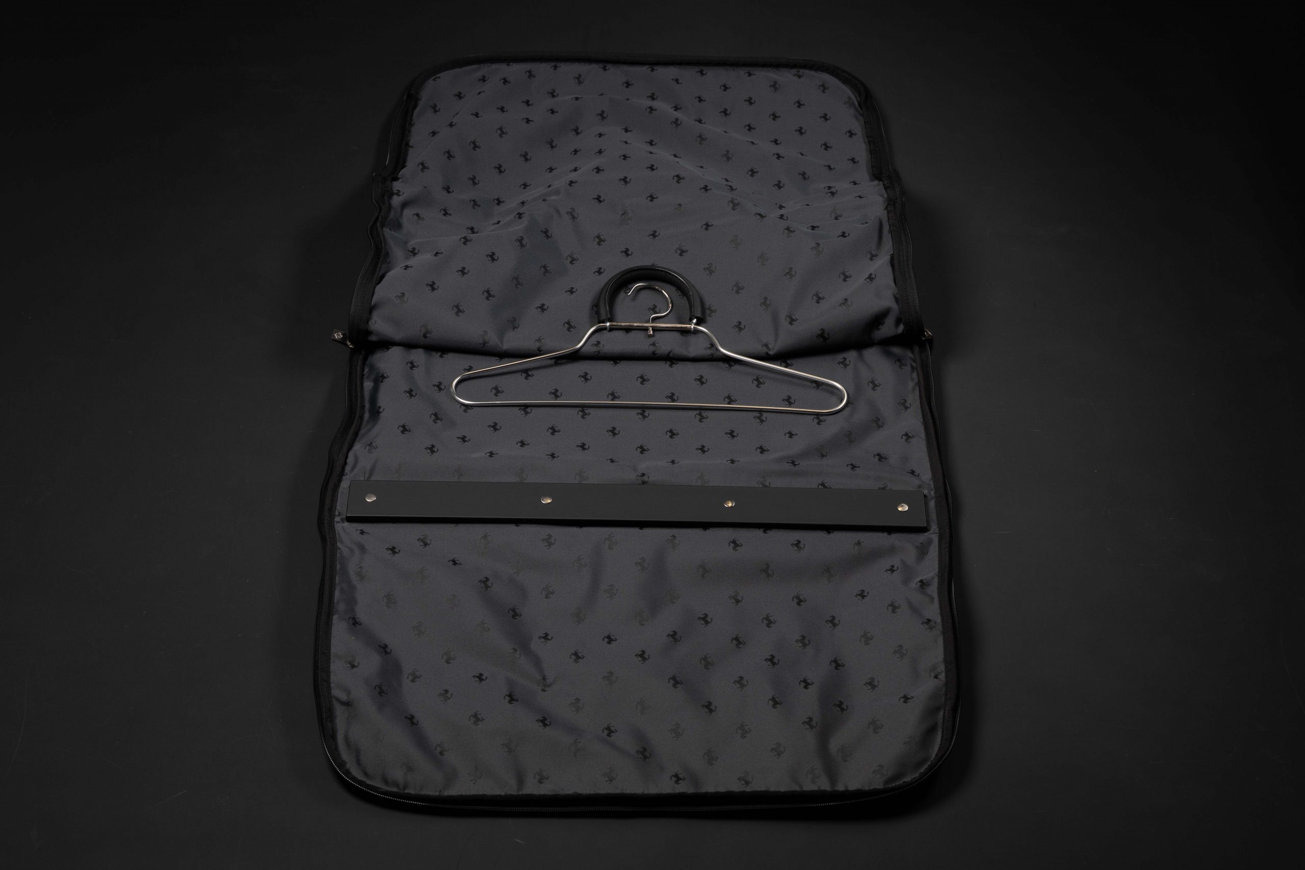 2MB-Ferrari-F50-Luggage-Set-2-64